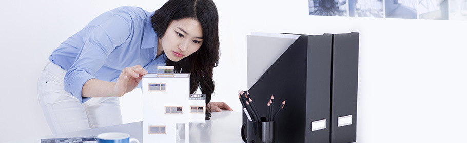 건축 모형을 살펴보고 있는 여학생