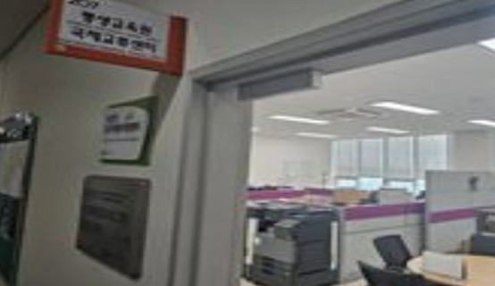 당구장에서 당구를 치고 있는 학생들