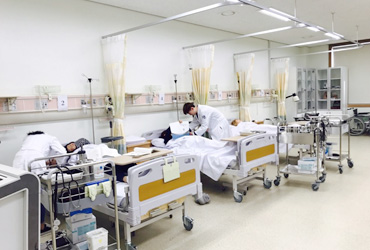 기본간호실습실에서 실습을 하고 있는 학생들